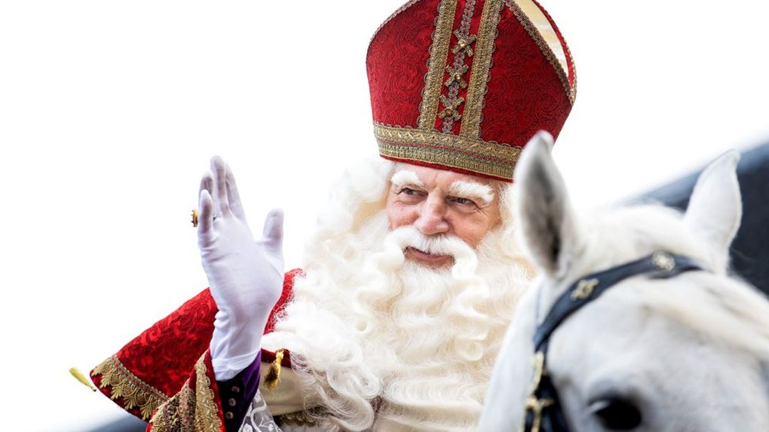 Op veel plekken maakt Sinterklaas zaterdag een tocht door de binnenstad.