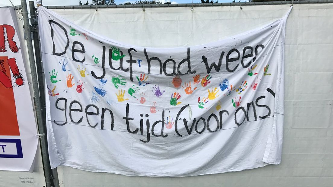 Spandoek 'De juf had geen tijd (voor ons)'.