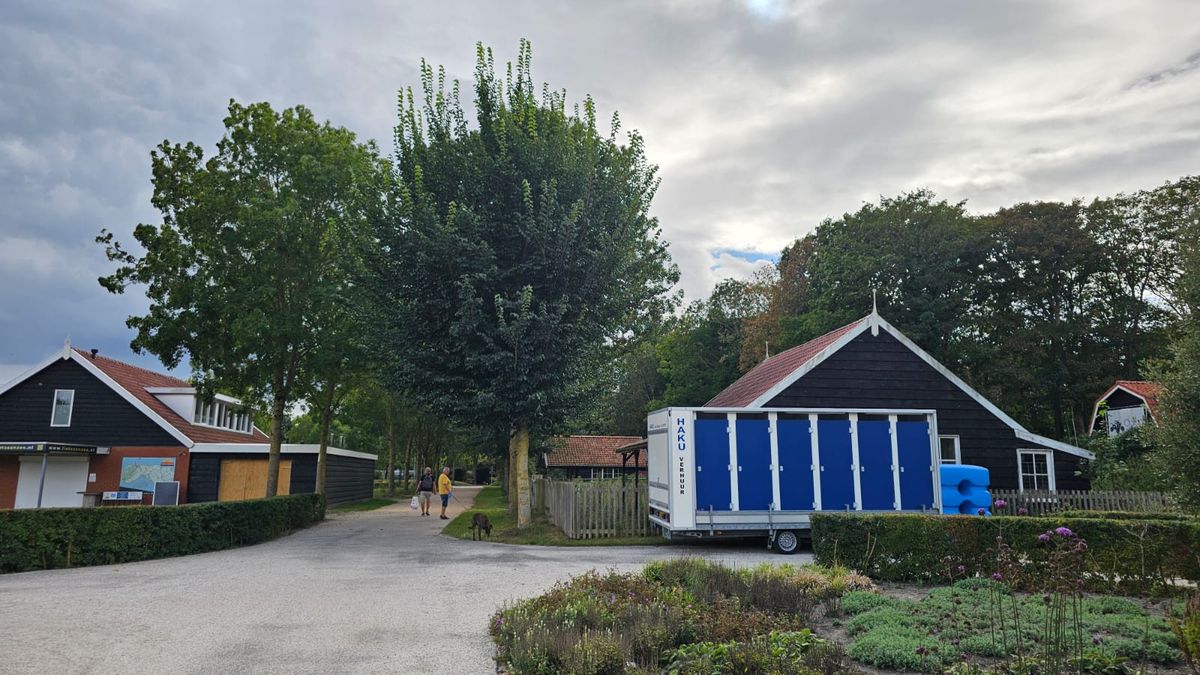 Tijdelijke openbare toiletten in Renesse: 100.000 euro schade na brandstichting