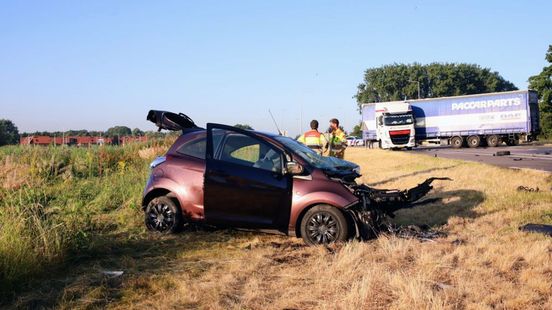Vrachtwagen overdwars op de weg na ongeluk. Vrachtwagen overdwars op de weg na ongeluk.
