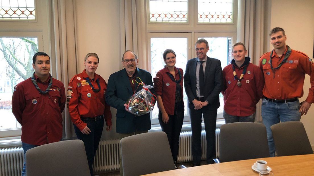 Burgemeester Bolding sprak de scouts toe op het gemeentehuis, waar ook het slachtoffer aanwezig was.