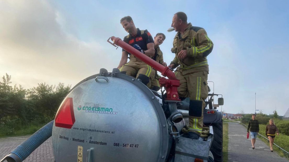 De brandweer moest de buis provisorisch verwijderen om de kuikens te redden