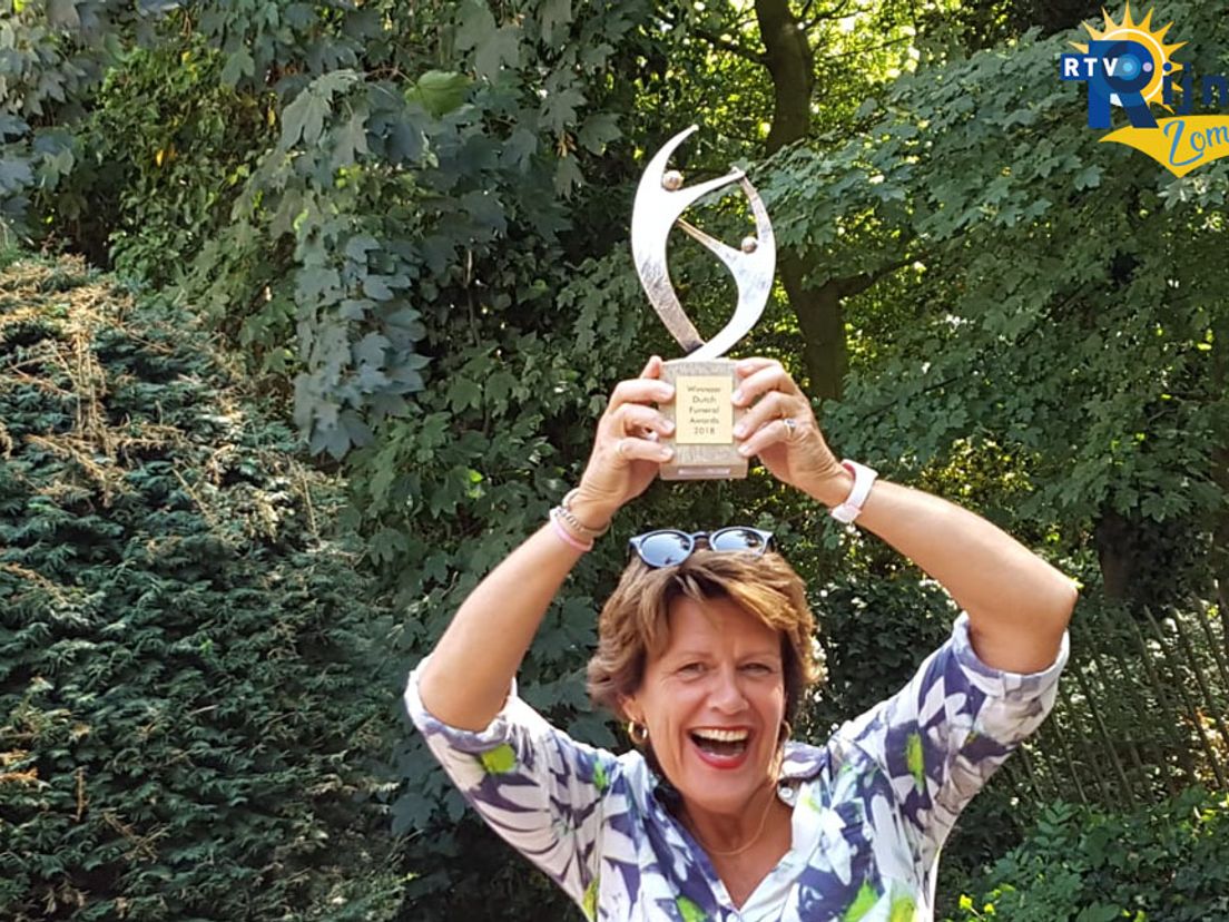 Helen Teunissen met de Dutch Funeral Award