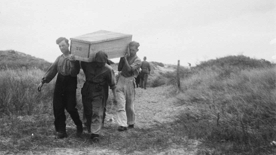Het bergen van de slachtoffers op de Waalsdorpervlakte in 1945