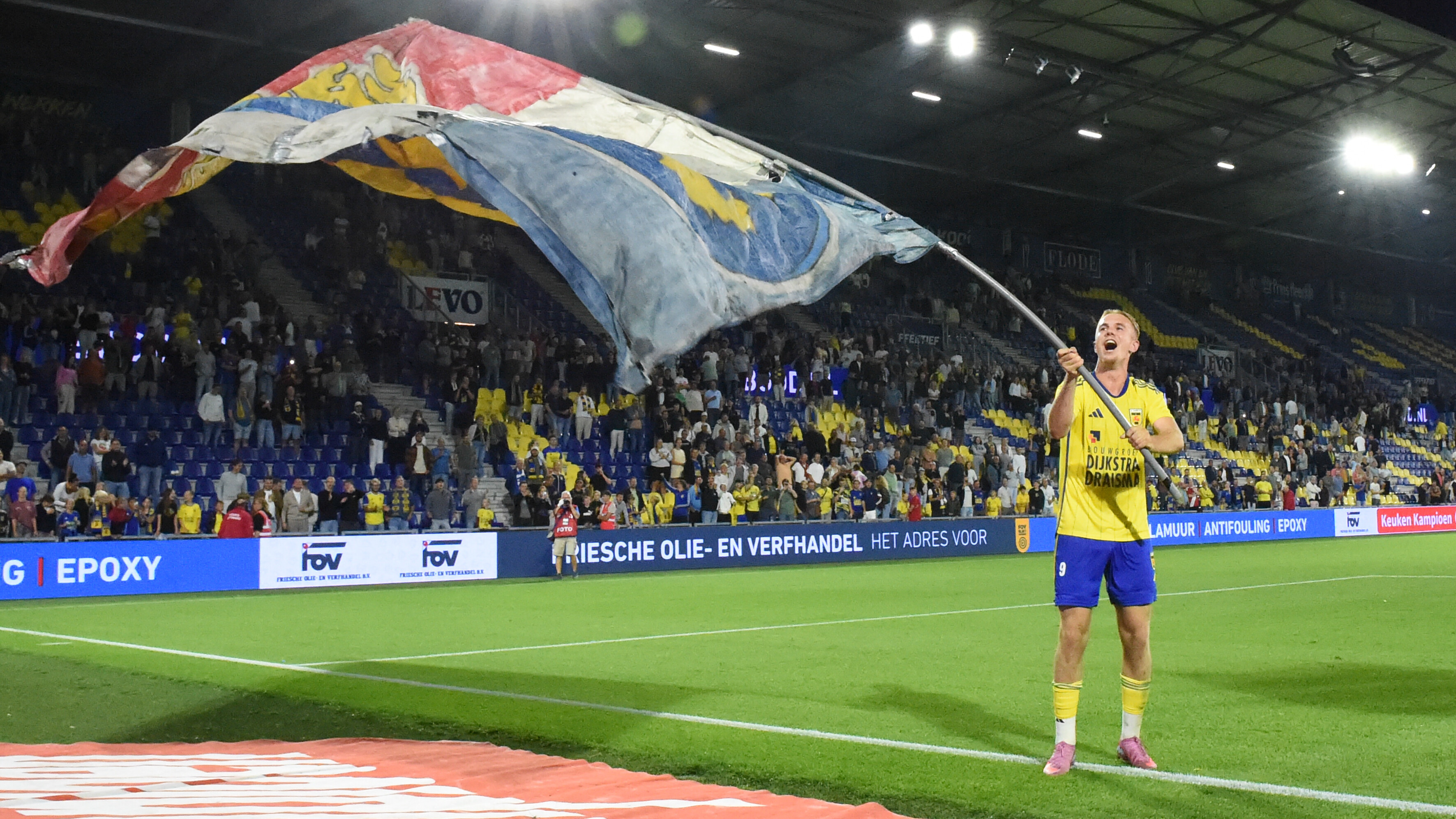 Geregeld fiert Kian Visser in feestje mei de Ljouwerter fans nei in winst