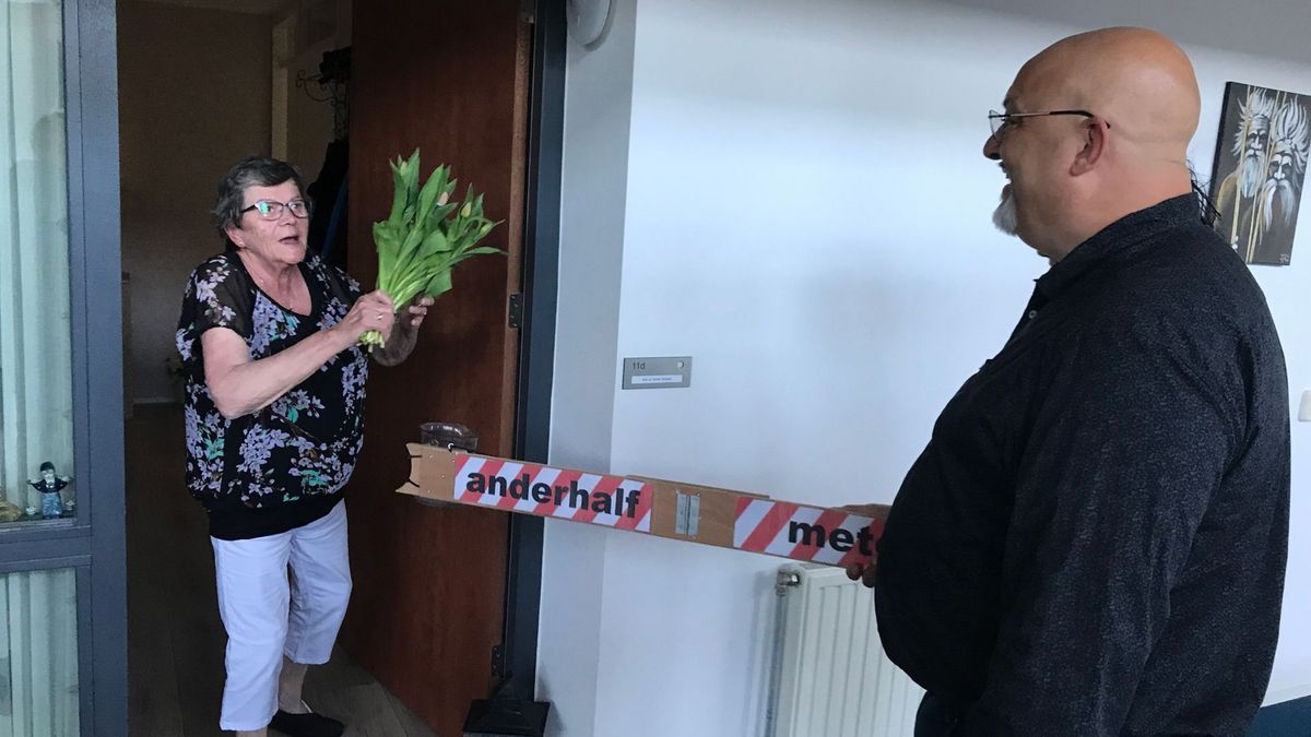 Voor alle ouderen in Bovensmilde een bosje tulpen