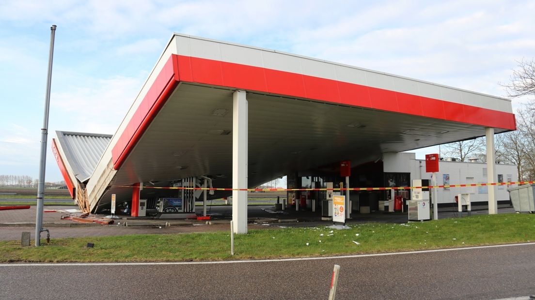 Bij daglicht is de schade aan het tankstation goed te zien, de pompen hebben zich in de platen van het dak geboord.