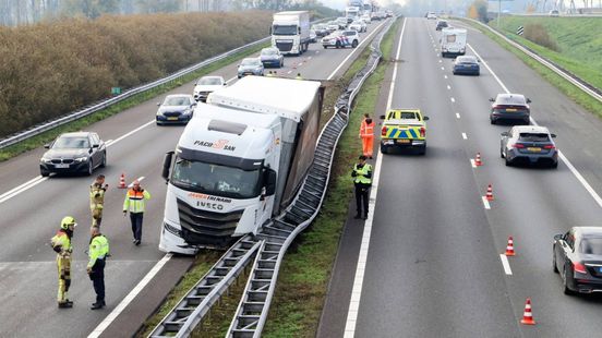 Ravage op A15: vrachtwagen ramt vangrail