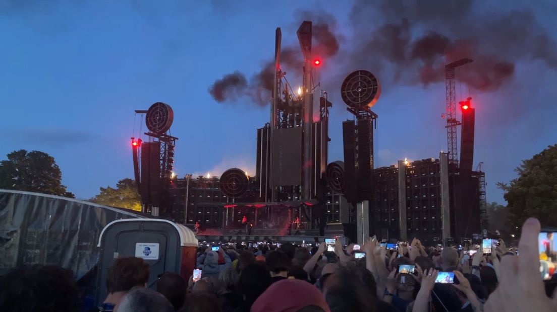 Zwarte rook tijdens het concert van Rammstein in het Goffertpark