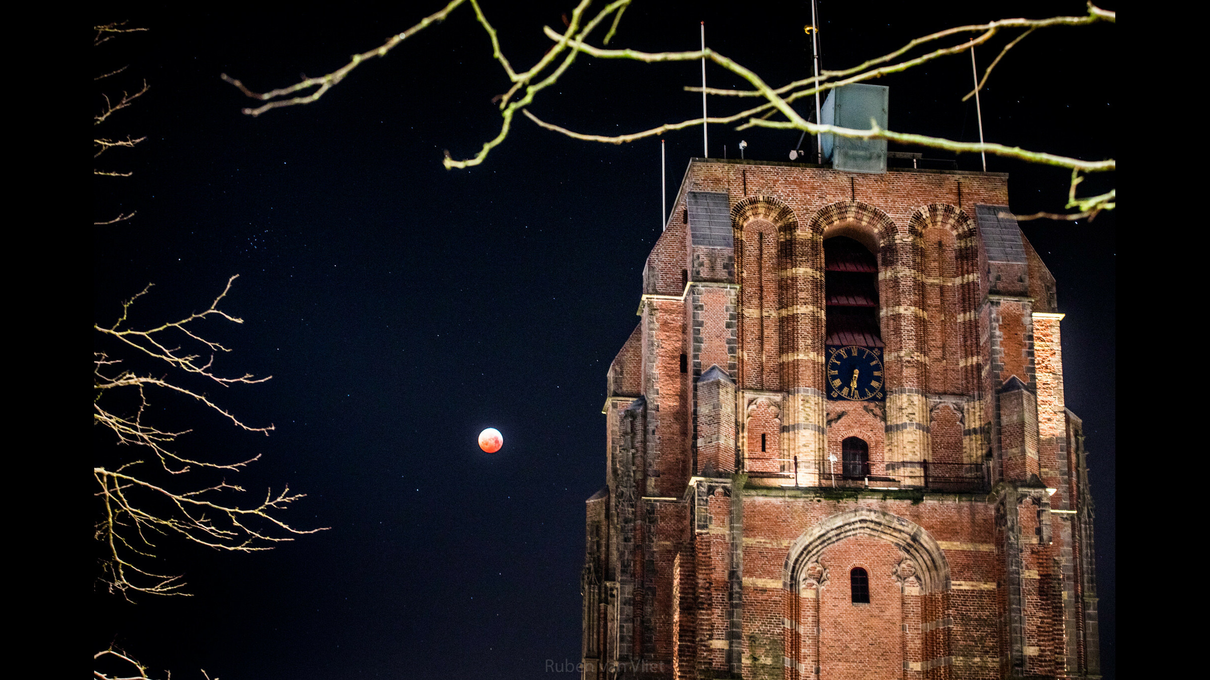Dit is waarom de grootste klok van Fryslân stil is tot weken na de dodenherdenking