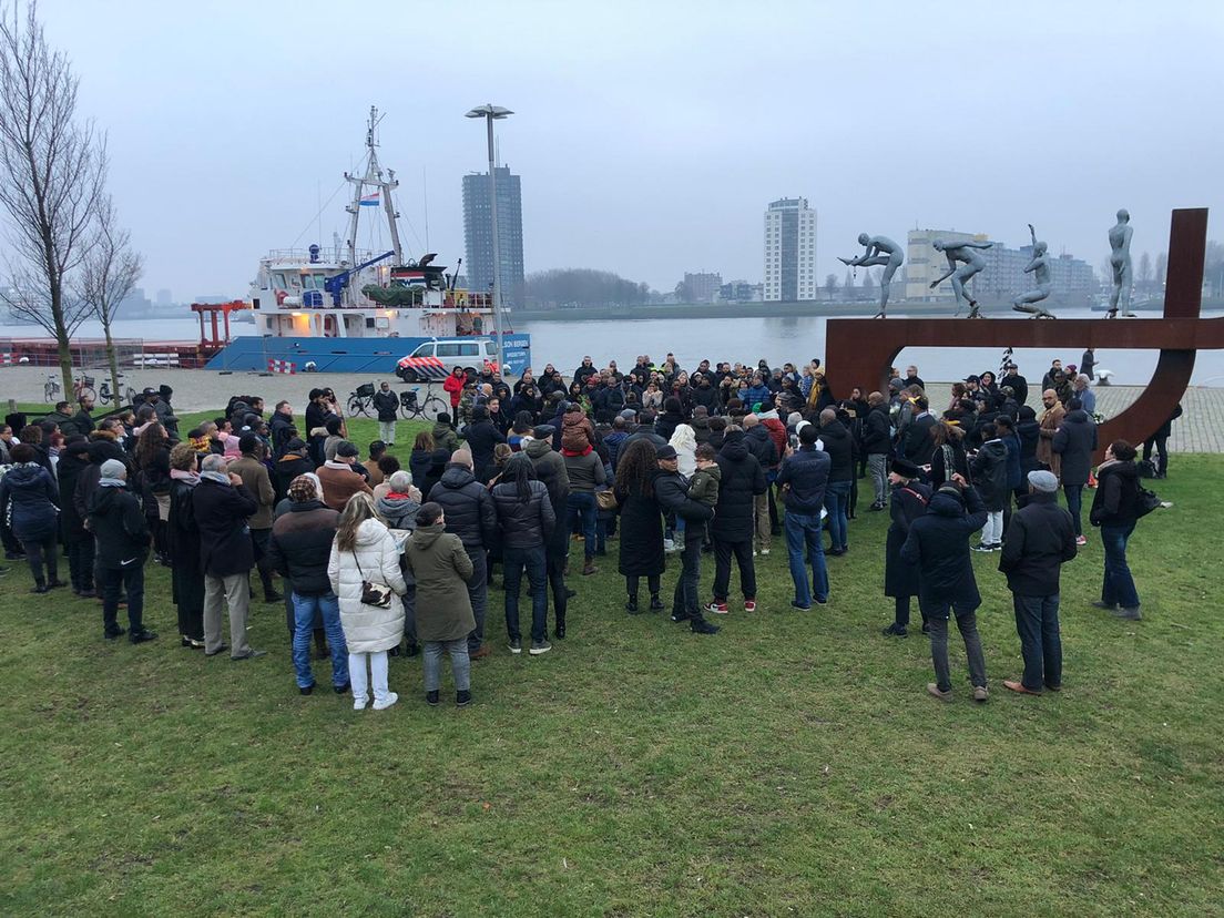Honderden mensen herdenken in Rotterdam de overleden ontwerper van het slavernijmonument