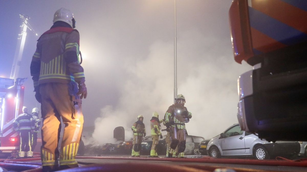 Grote brand bij autorecyclebedrijf in Leeuwarden is uit: twintig auto's en gebouw beschadigd