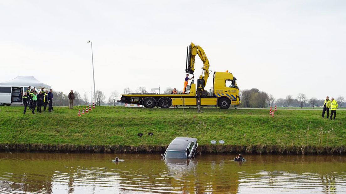 De auto werd vrijdagochtend gevonden (Rechten: Steven Ophoff / RTV Drenthe)
