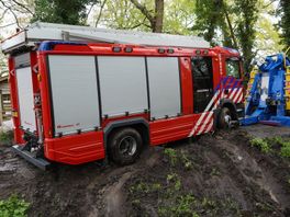 Te water geraakte brandweerauto in Roden uit greppel getrokken