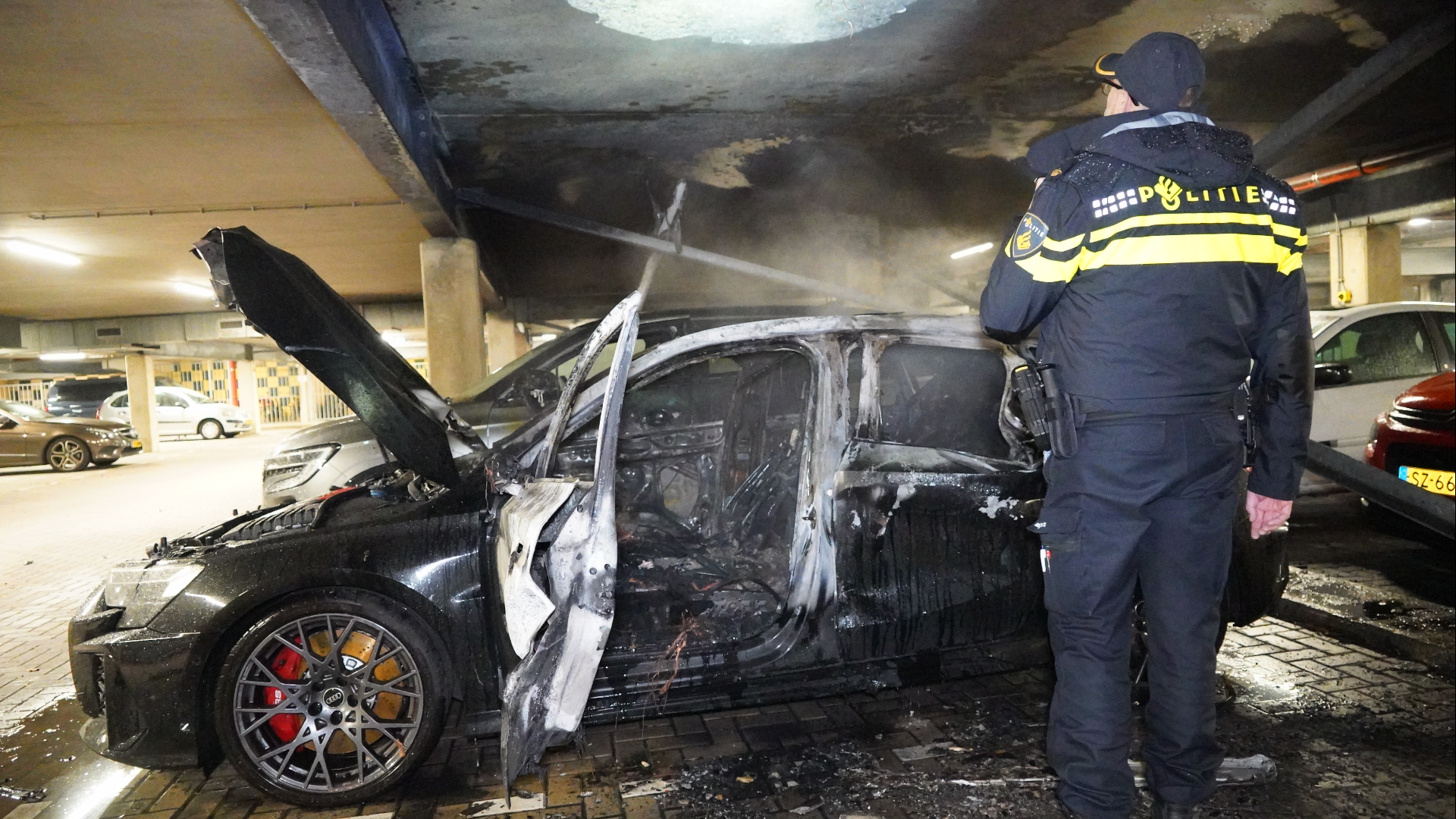 Meerdere auto's raakten beschadigd als gevolg van de brand