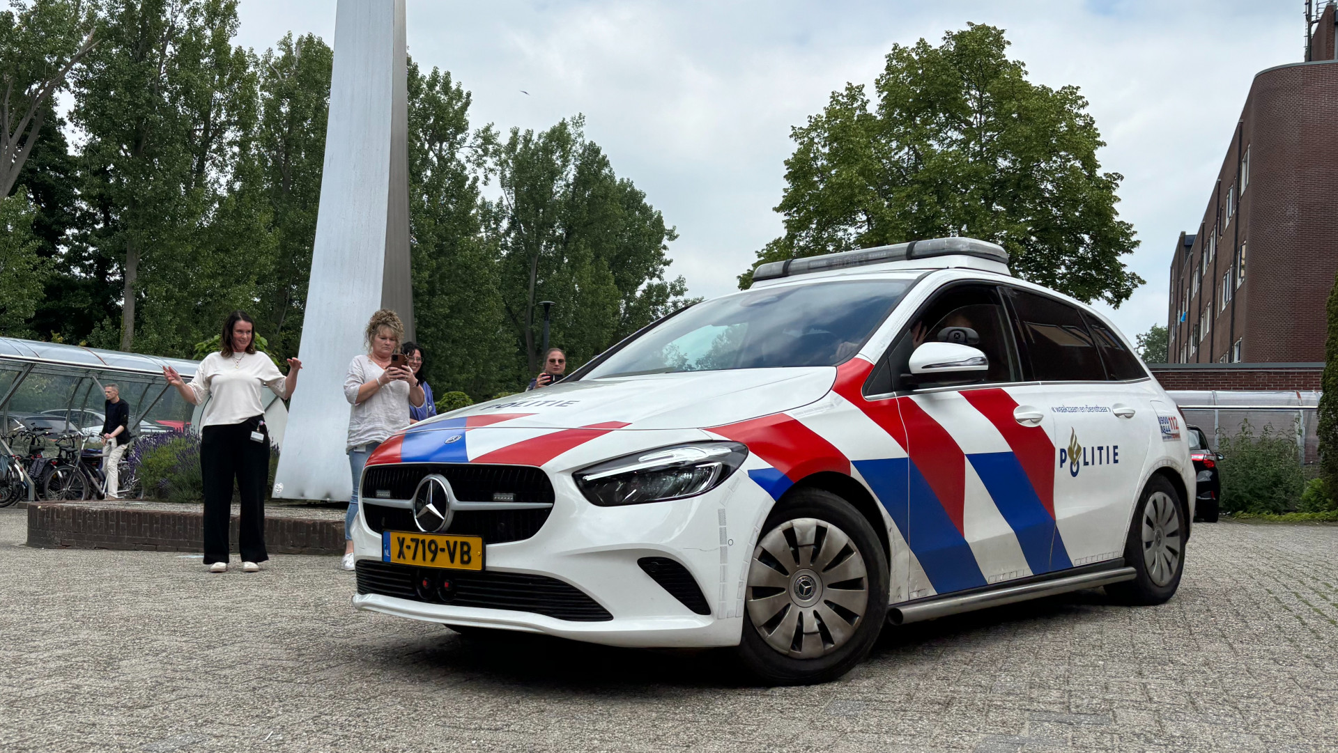 Jos wordt uitgezwaaid wanneer hij wegrijdt