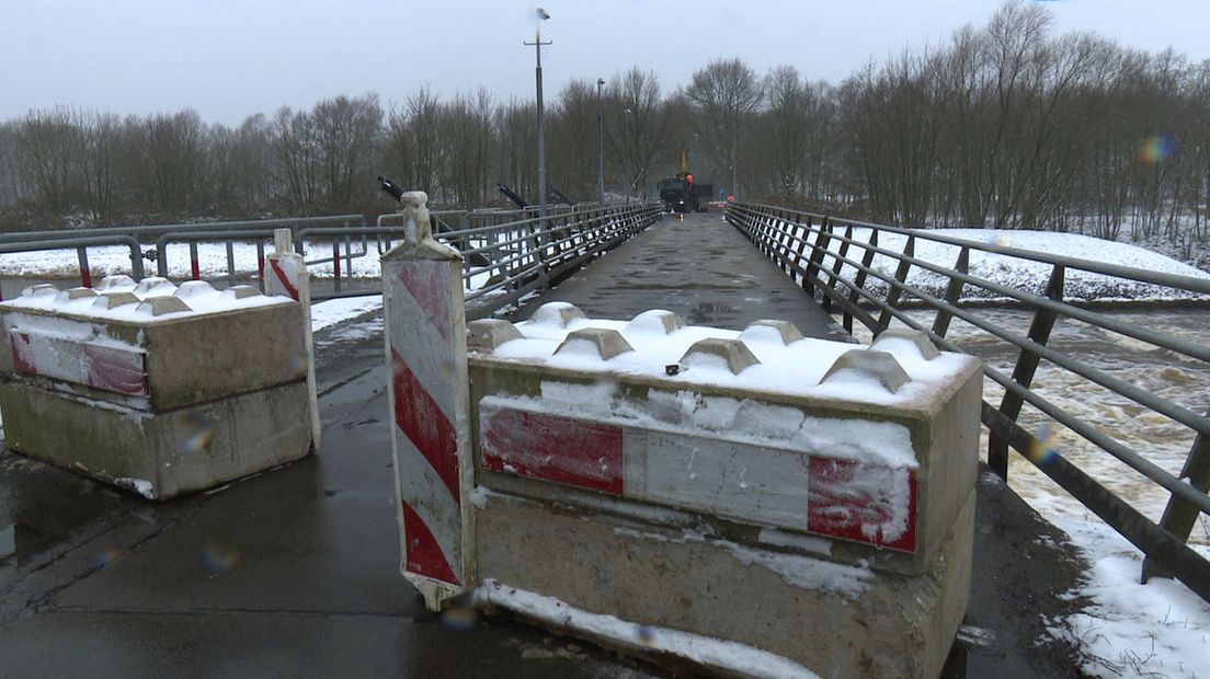 Betonblokken blokkeren brug over stuw bij Junne