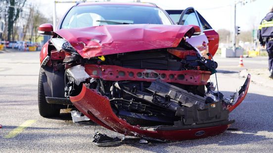 Forse schade bij botsing • bestuurder ramt 4 autos. Forse schade bij botsing • bestuurder ramt 4 autos.