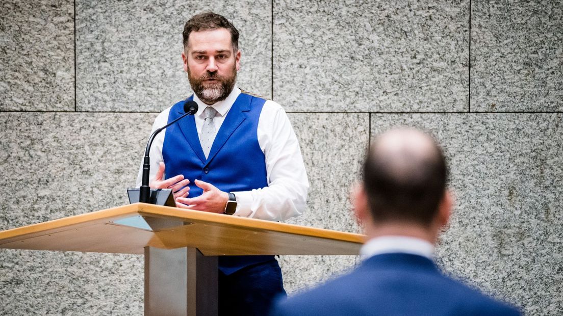 Klaas Dijkhoff en Lodewijk Asscher tijdens het debat over het coronavirus. I