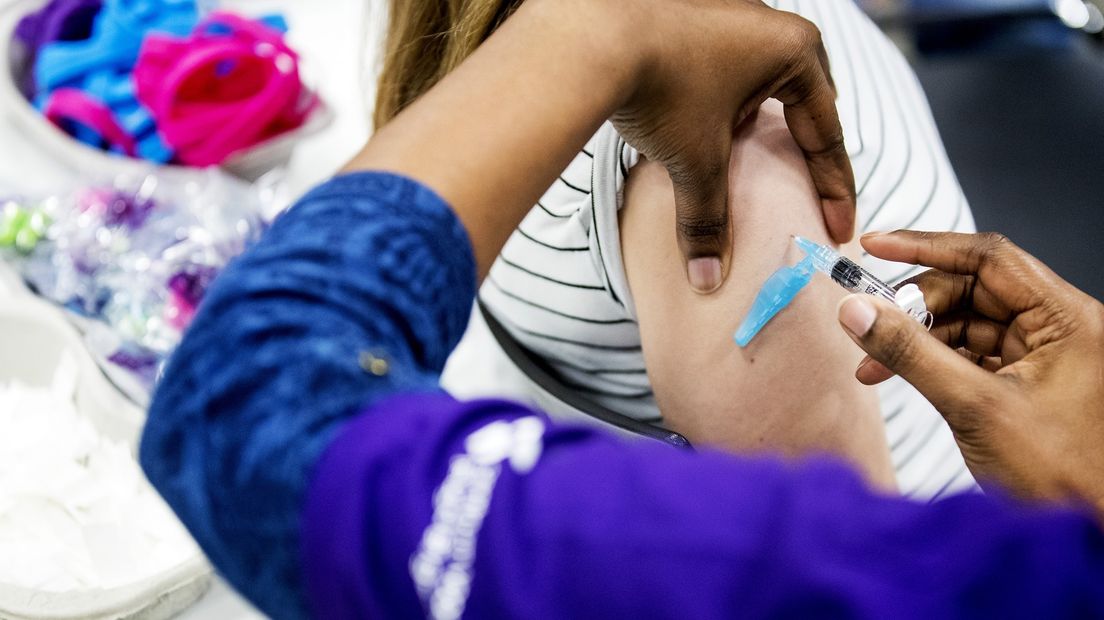 Een kind wordt gevaccineerd