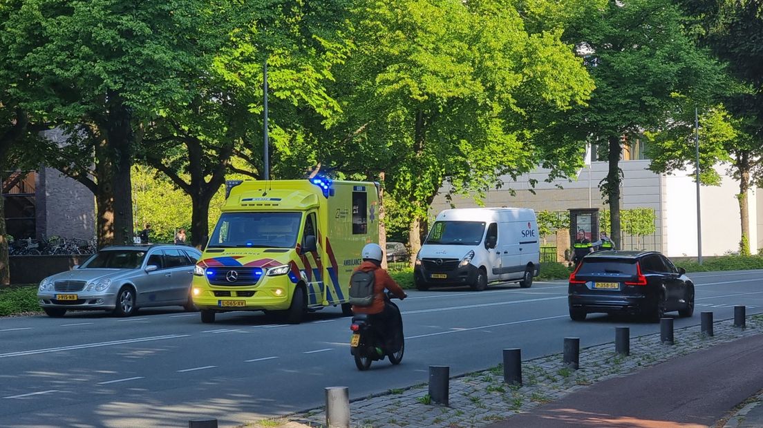 Een ambulance op weg naar het ongeluk op de Hereweg
