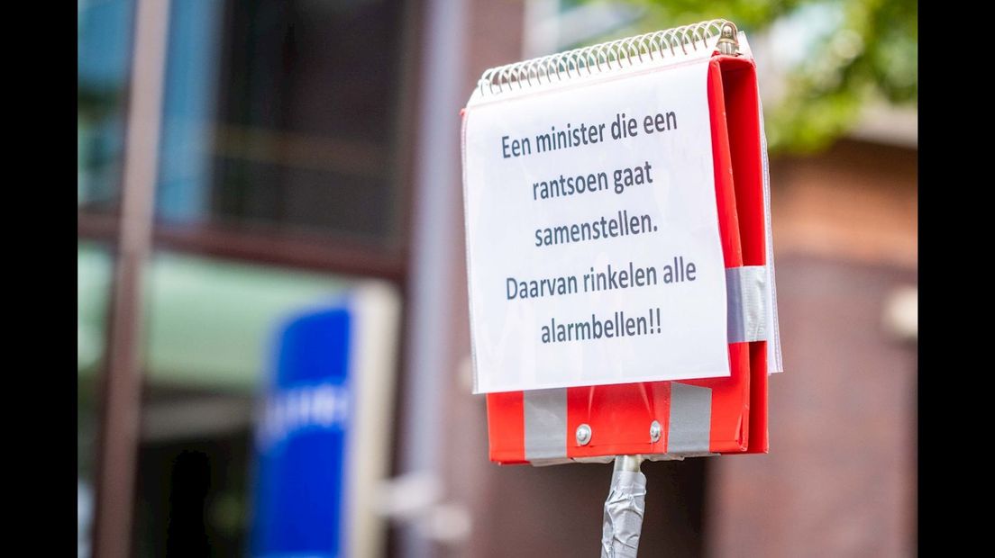 Boeren doen aangifte tegen minister bij politiebureau in Zwolle