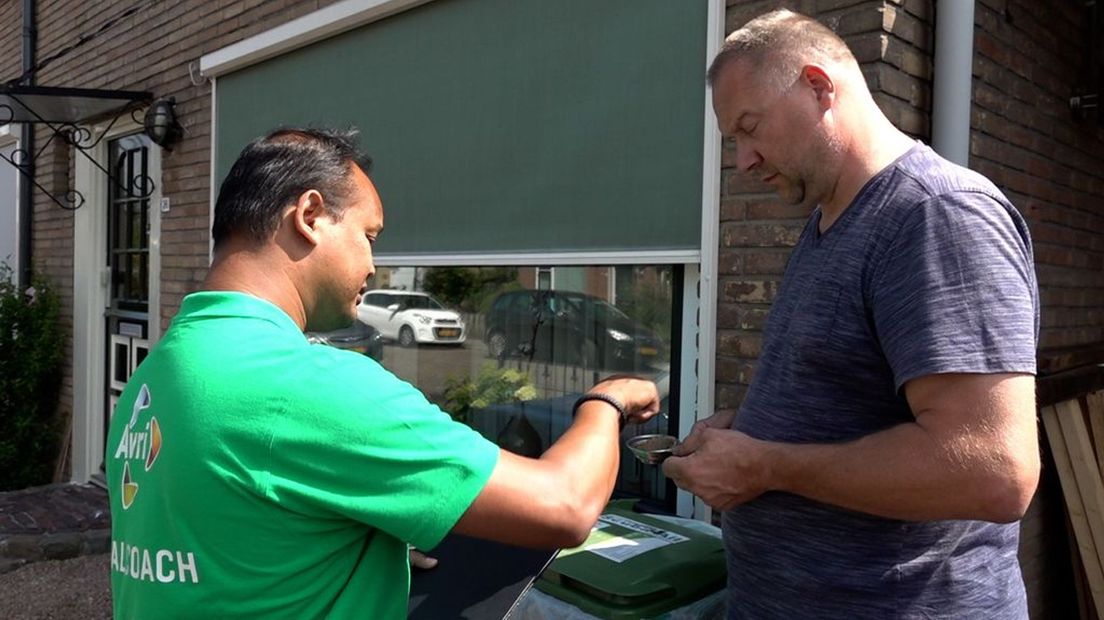 Afvalcoach Jeroen Gras helpt inwoner Erik van der Veen.