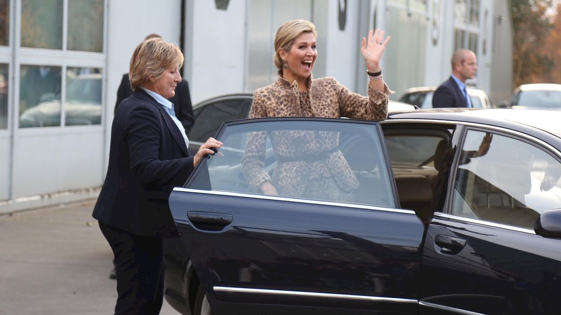 Koningin Máxima lacht opgelucht dat ze alsnog kan instappen in haar hofauto