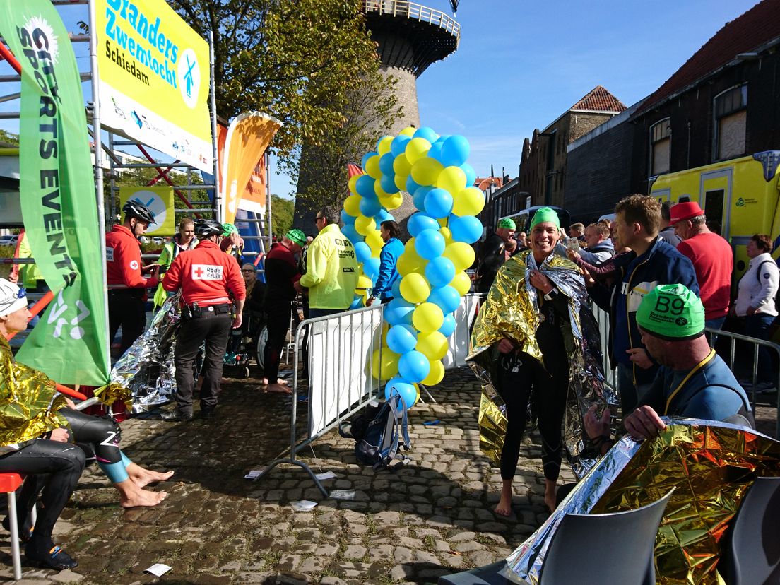 Honderden zwemmers door binnenstad Schiedam