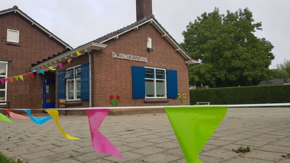 Champagne deze maandagochtend op de Jonkersschool in Lathum. Daar werd gevierd dat de school dit nieuwe schooljaar toch weer open kan. Twee jaar geleden werd de Jonkersschool nog serieus bedreigd met sluiting. Inmiddels neemt het aantal leerlingen weer toe.