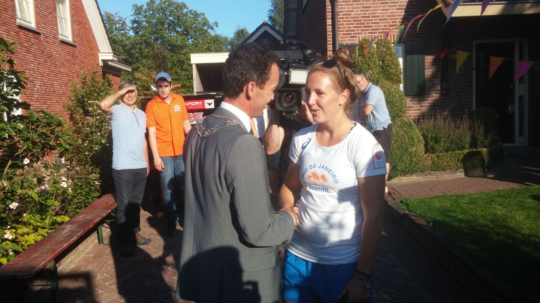 Burgemeester Lucien van Riswijk van Druten onthaalde dinsdagavond persoonlijk de olympische pechvogel Laura Smulders in haar dorp Horssen. Smulders ging onderuit in de olympische BMX-finale, maar kreeg toch een klein feestje.