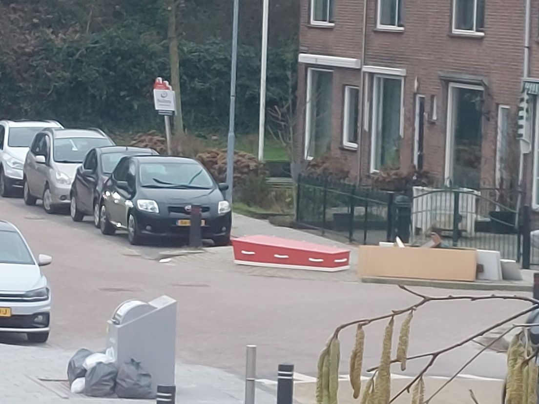 Een bewoner spotte de doodskist dinsdag aan de overkant van de straat