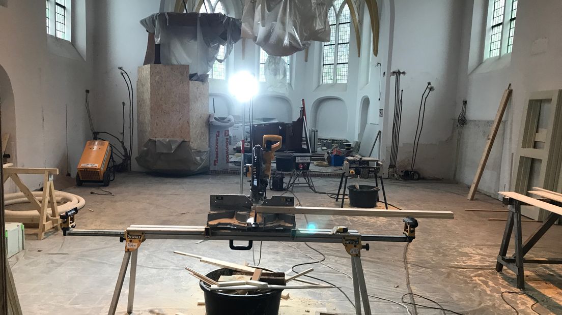 De binnenkant van de kerk in Vledder krijgt een opknapbeurt (foto Andries Ophof)