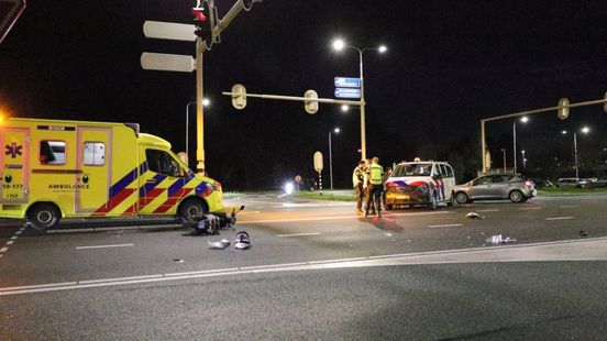 Scooter en auto in de prak na aanrijding. Scooter en auto in de prak na aanrijding.