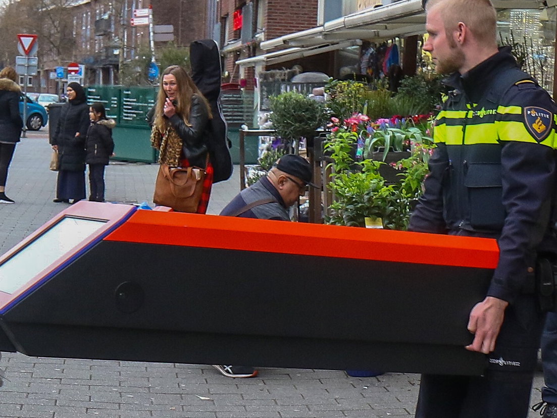 Agenten tillen cash centers uit tientallen zaken in Rotterdam