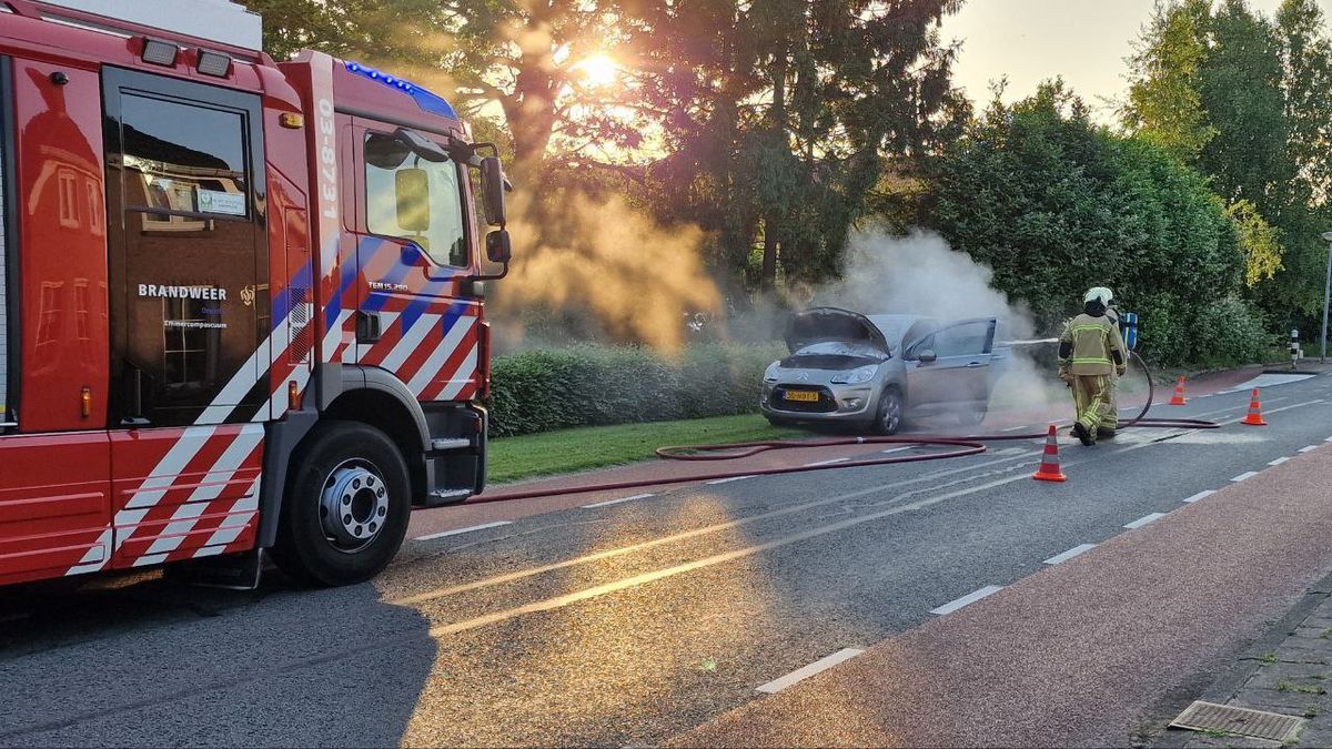 Auto vliegt tijdens het rijden in brand in Roswinkel