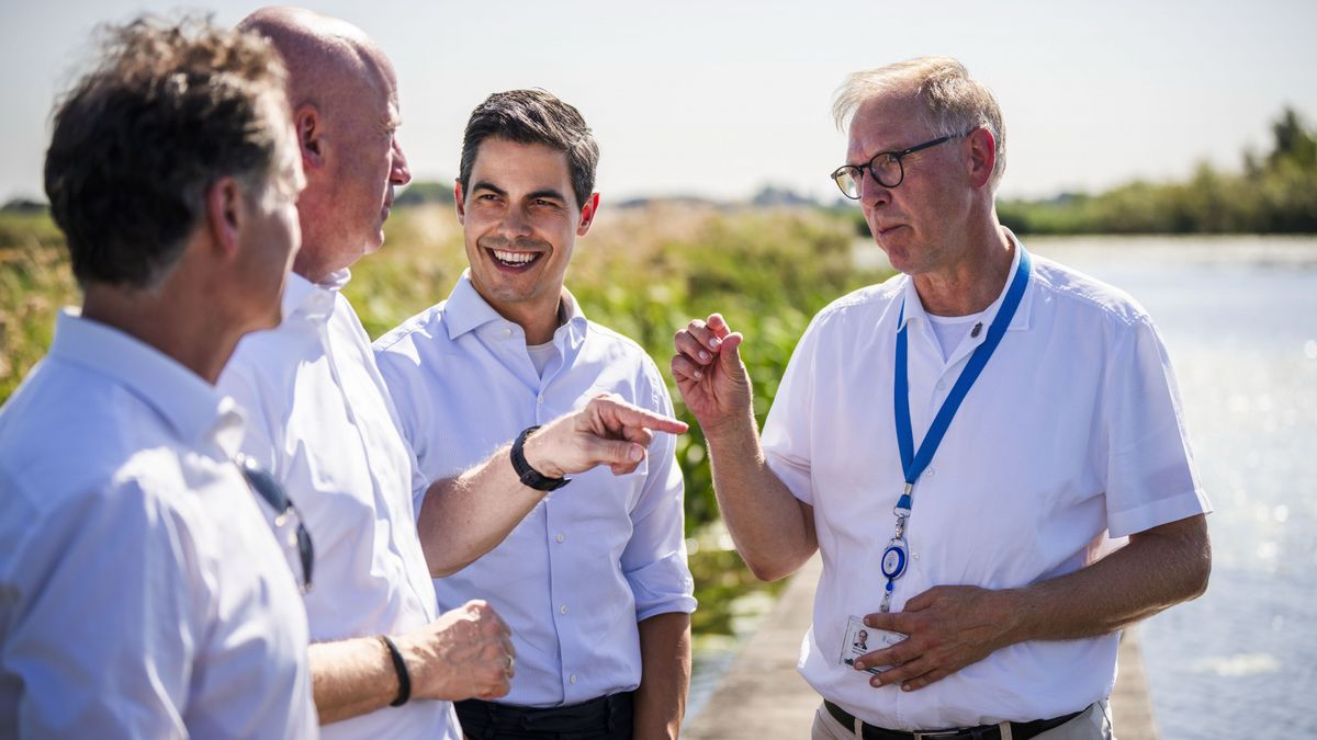Premier Jetten kijkt mee bij dijkinspectie: 'We moesten diep boren voor we water aantroffen'