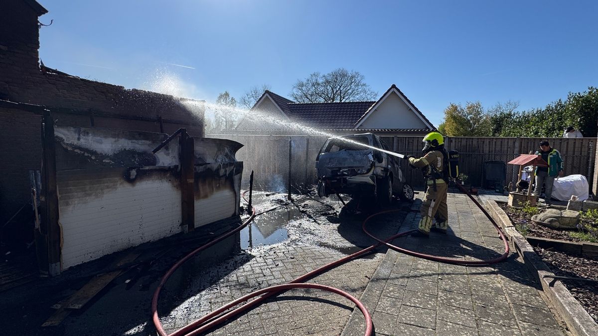 Autobrand slaat over op woning en schutting: één gewonde