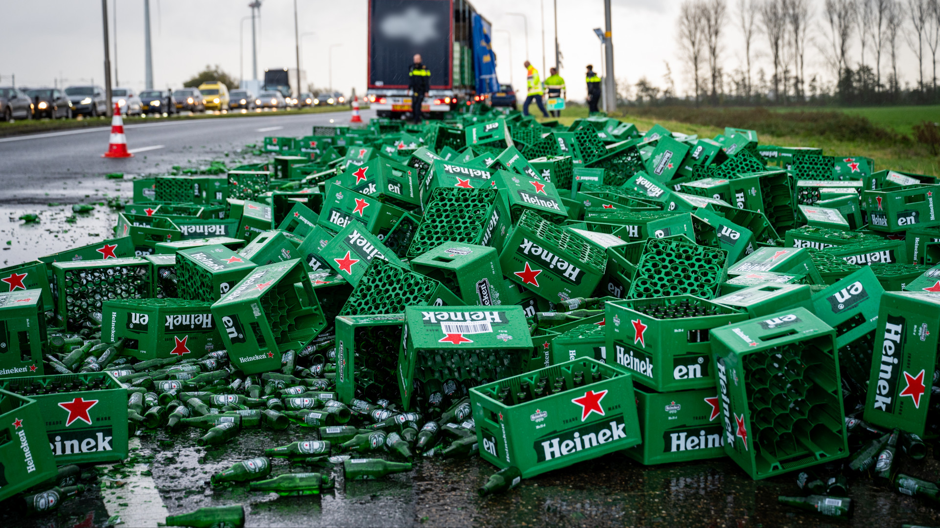 Over een lengte van tientallen meters liggen de bierkratten op de weg