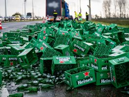 Honderden bierkratten uit vrachtwagen gevallen op N11