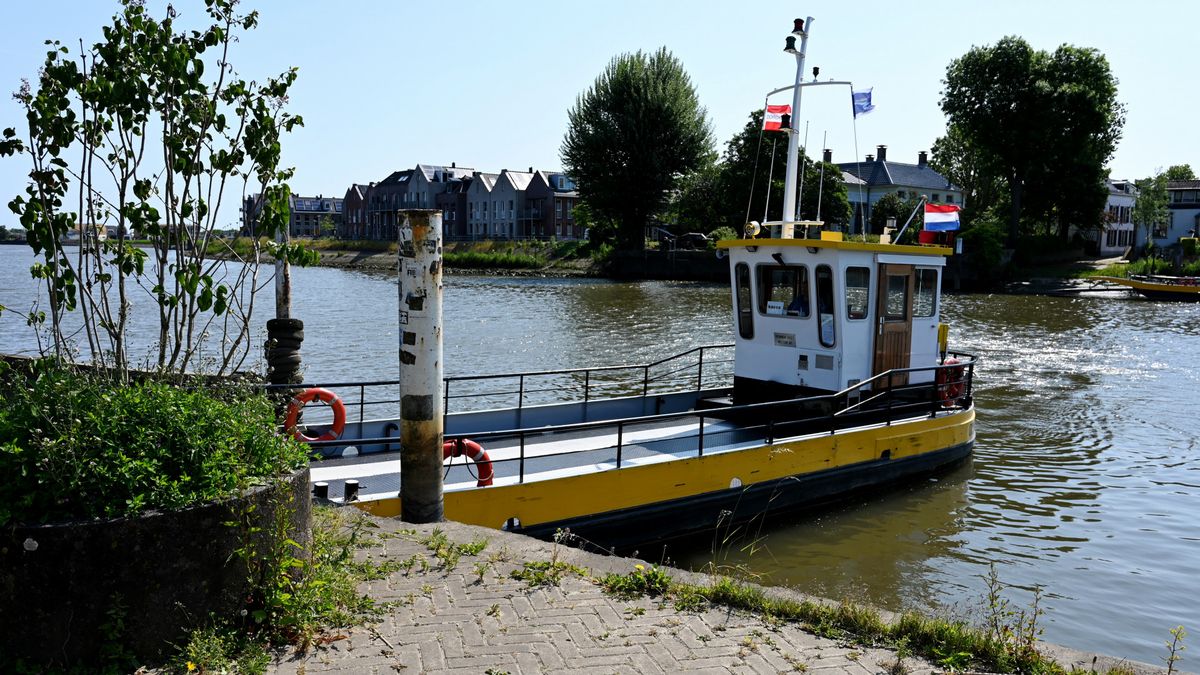 Veerpont dagenlang kapot: verkeer moet kilometers omrijden