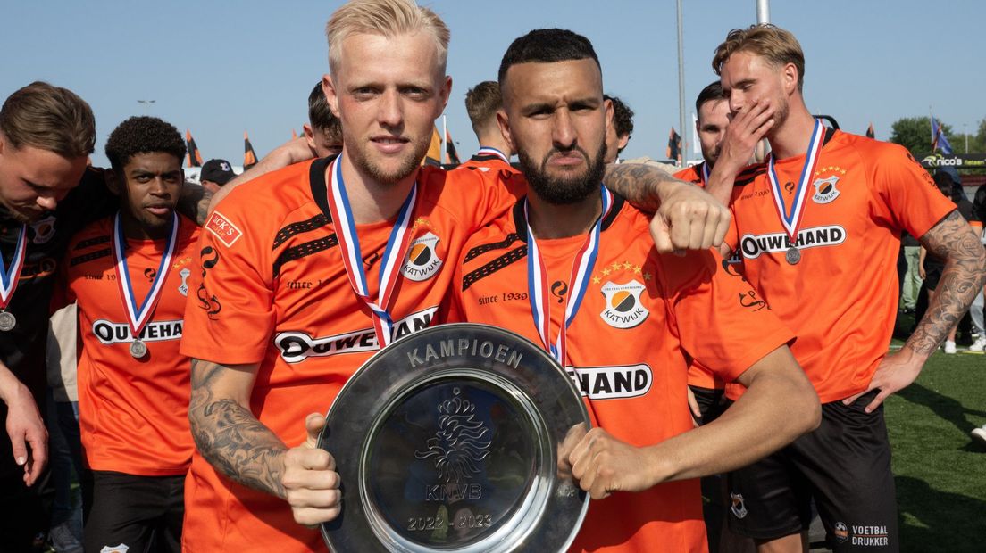 Katwijk-aanvallers Kilian van Mil en Ahmed el Azzouti vieren de overwinning