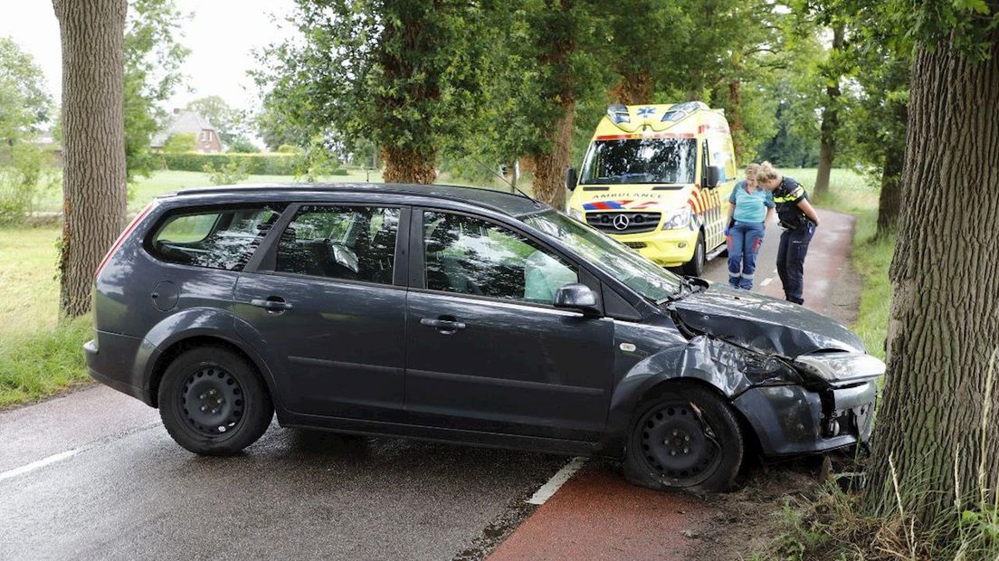 Automobilist botst frontaal op boom bij Raalte