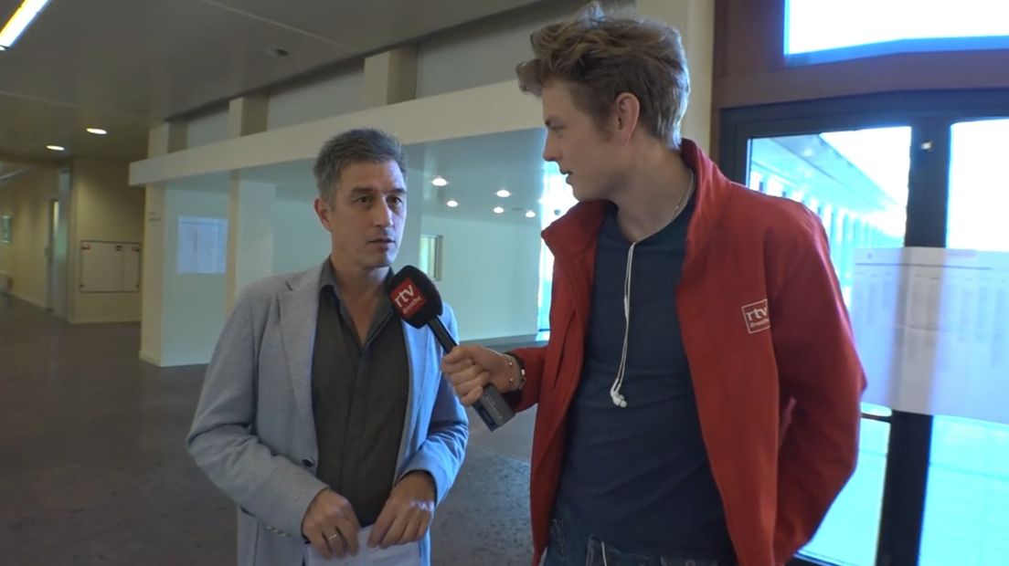 Verslaggever Robbert Oosting ging samen met Ralph du Long naar het stemhokje (Rechten: RTV Drenthe)