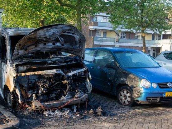 Busje, DIXI en bouwkeet afgebrand | Explosie in Dordrecht