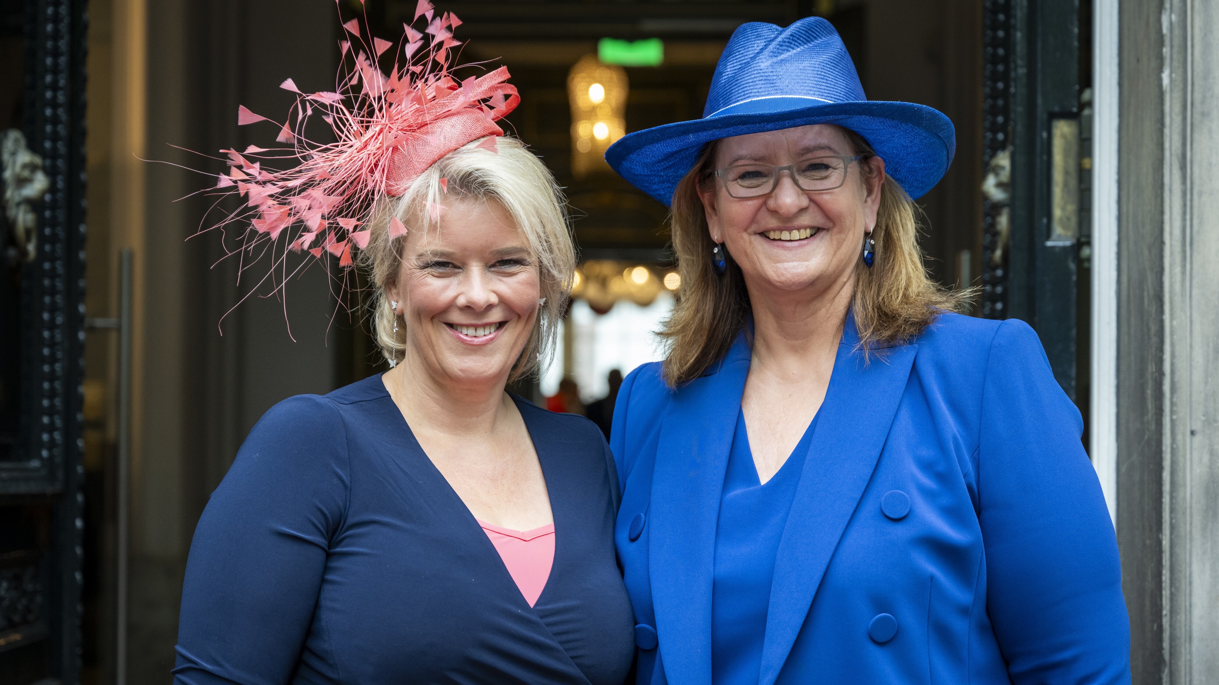 VVD-Kamerleden Aukje de Vries (rechts) en Roelien Kamminga (links) bij het ontbijt