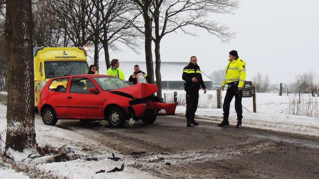 De auto raakte een boom (Rechten: Persbureau Meter)