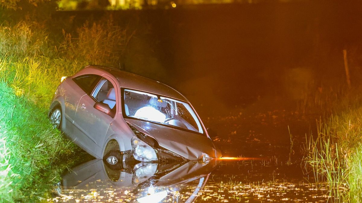 Bestuurder mist bocht en belandt in de sloot in Drachten