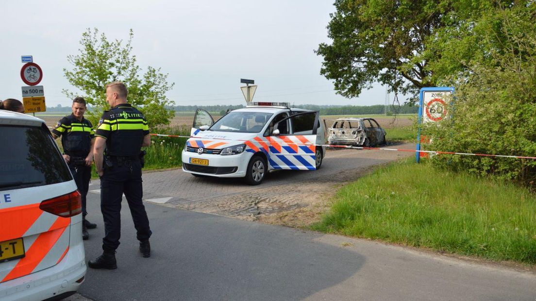 Onderzoek op de plek waar de auto van het slachtoffer uitgebrand achter bleef (Rechten: Van Oost Media)