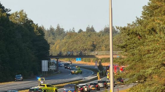 Brand middenberm A28 • brommerrijder valt